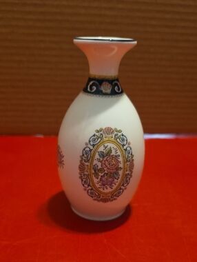 Wedgwood Runnymede 5 In Bud Vase